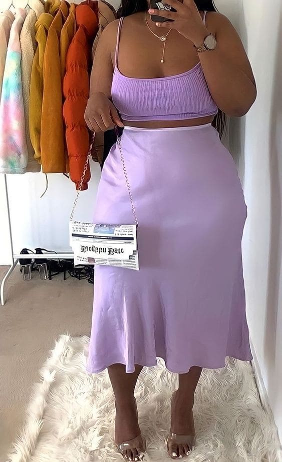 Mulher com roupa monocromática na cor lilás