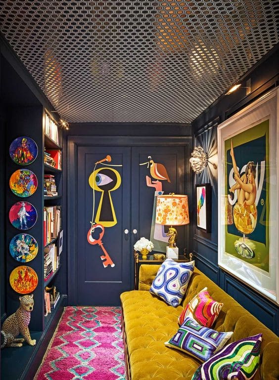 Representação da pop art com muitos quadros e sofá amarelo