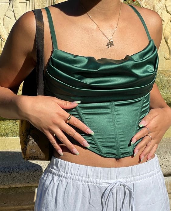 Mulher usando corset verde metálico