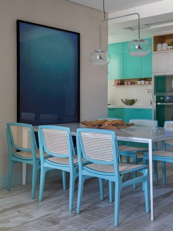Cozinha praiana com mesa e cadeiras em tons de azul