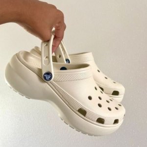 Modelo de crocs com plataforma para ilustrar os looks com crocs