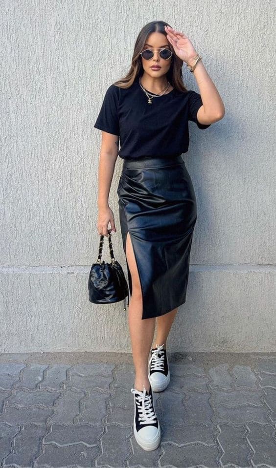 Mulher usando saia de couro e camiseta preta