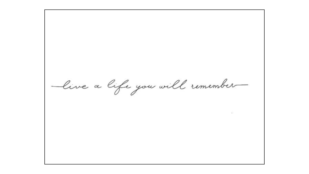 Frase para tatuagem feminina: live a life you will remember