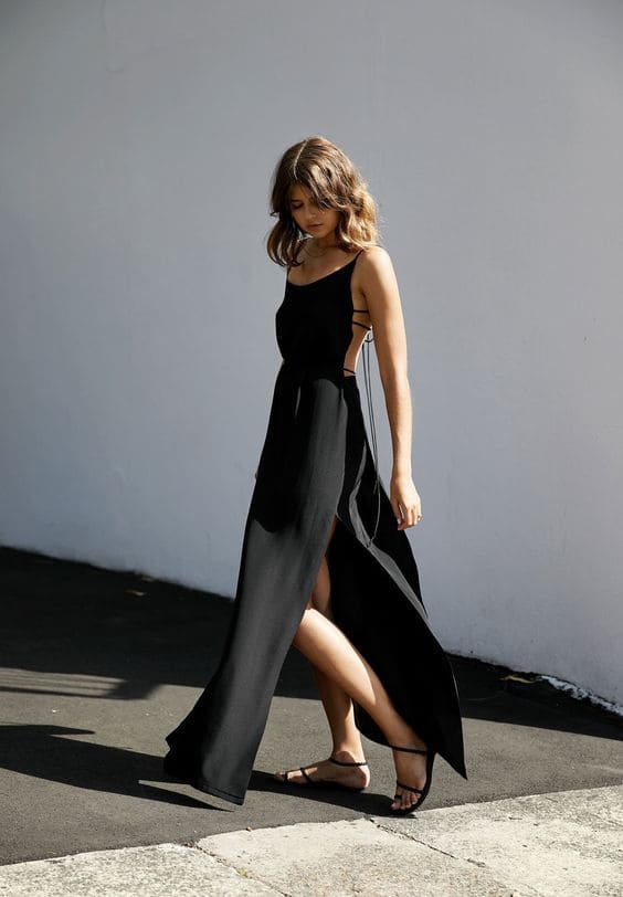 Mulher usando um loo com vestido preto fresquinho com fenda