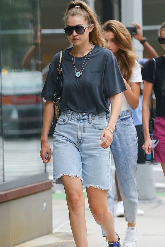 Modelo Gigi Hadid usando bermuda jeans  