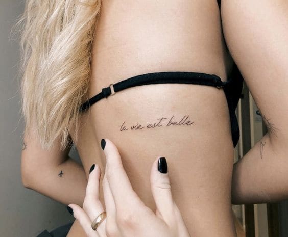Tatuagem cursiva com frase feminina