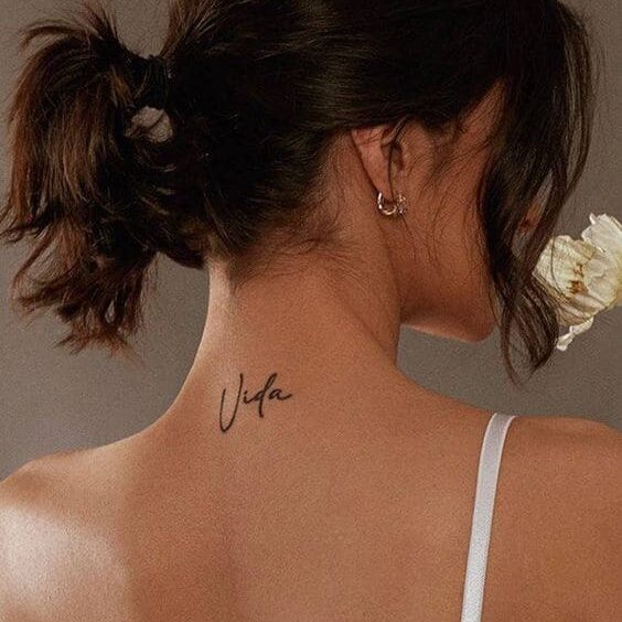 Frases para tatuagem feminina com modelo de letra cursiva