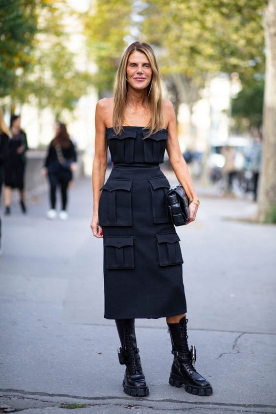 Mulher usando um look com vestido preto cheio de bolsos