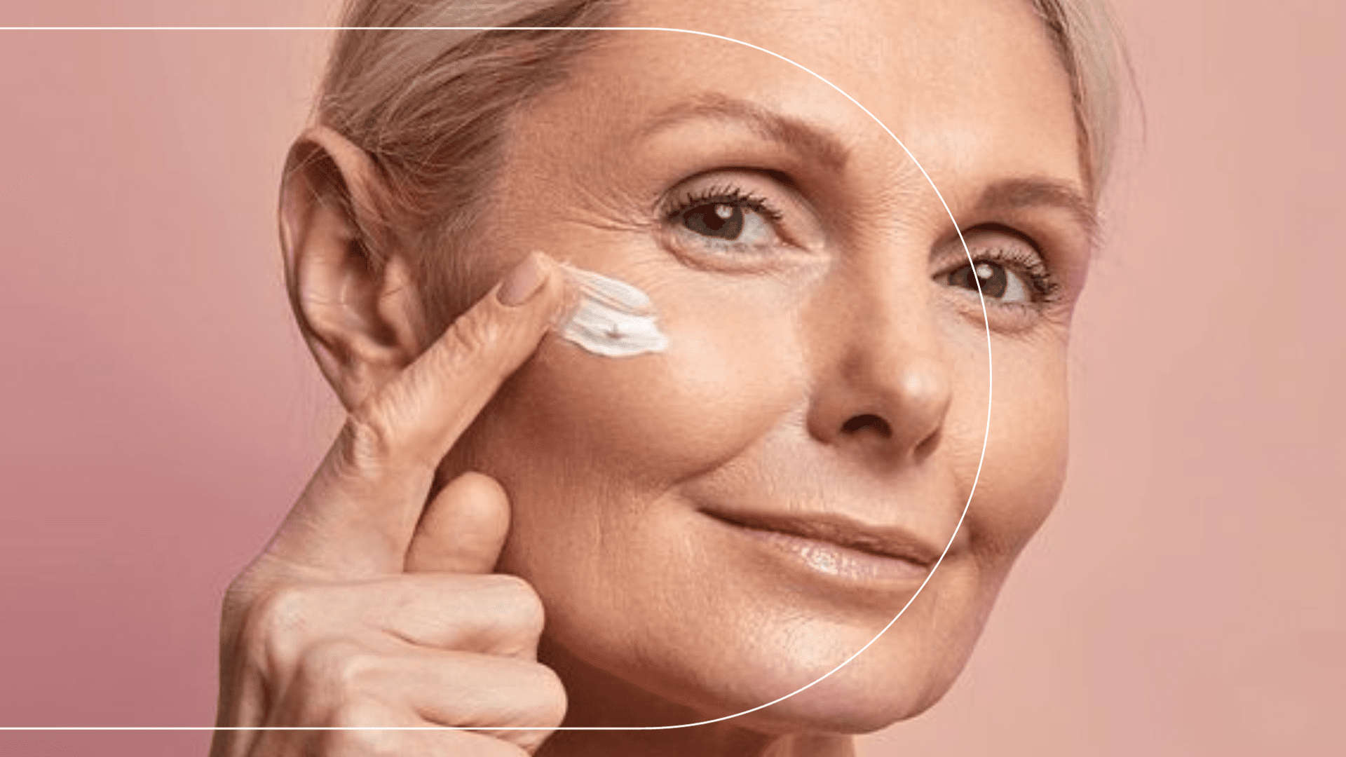 Mulher passando algo no rosto, demonstrando como usar retinol