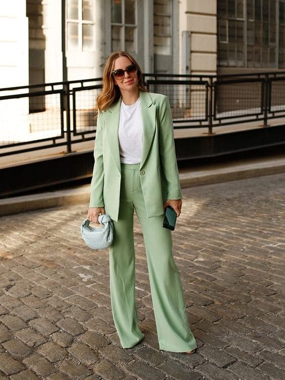 Mulher usando combinação de calça e blazer verde