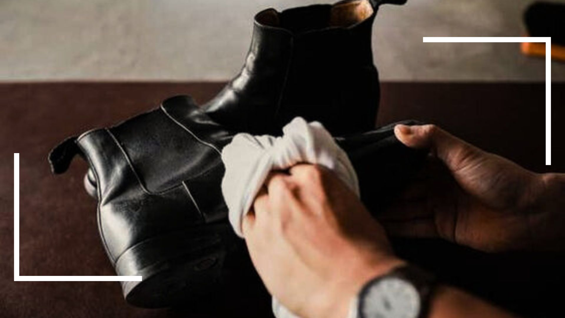 Mãos de um homem exibindo como cuidar de sapatos de couro