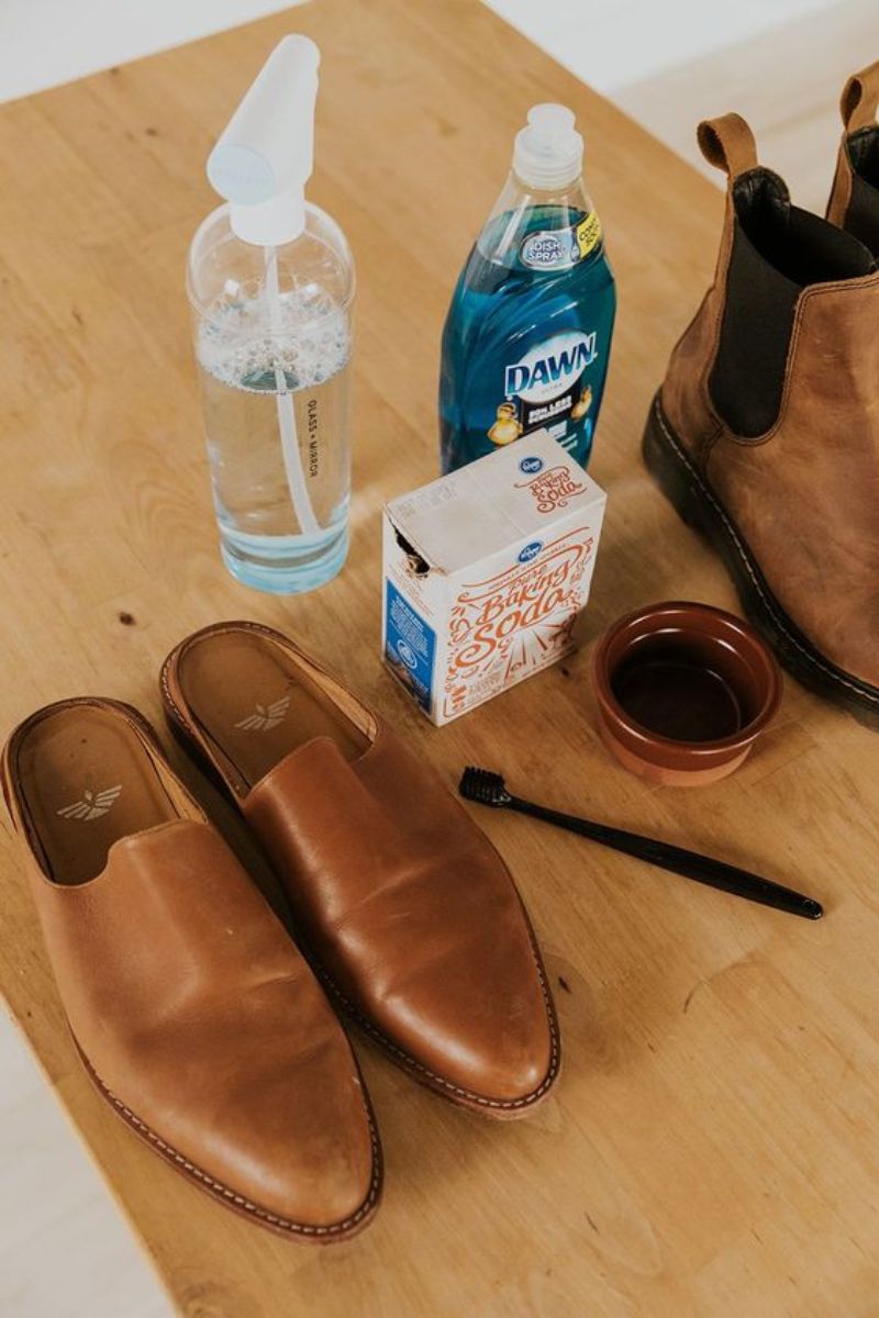 Foto ilustrando o processo de como cuidar de sapatos de couro