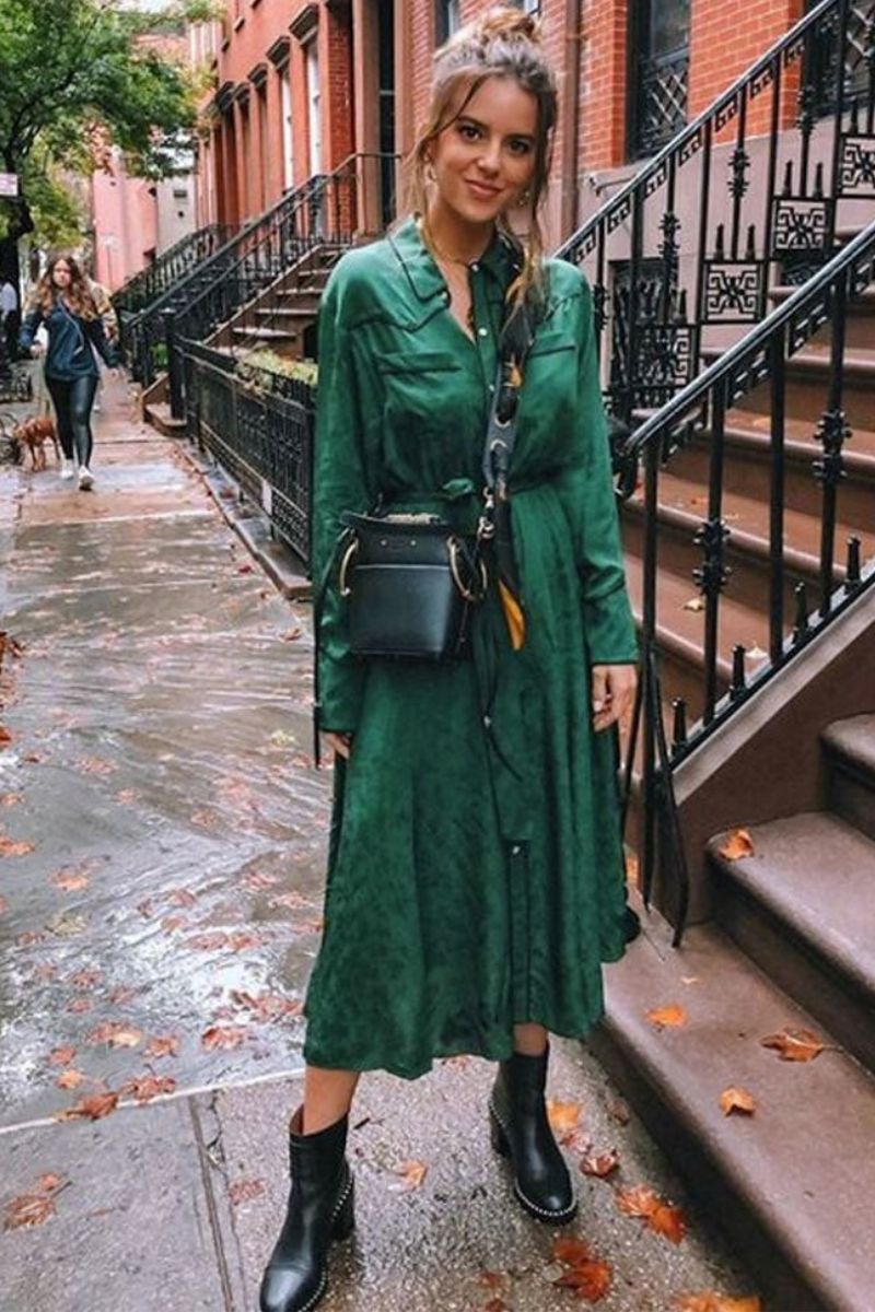 Mulher usando uma roupa que combina com bota composta por um vestido de cor jade de manga longa e bota chelsea preta