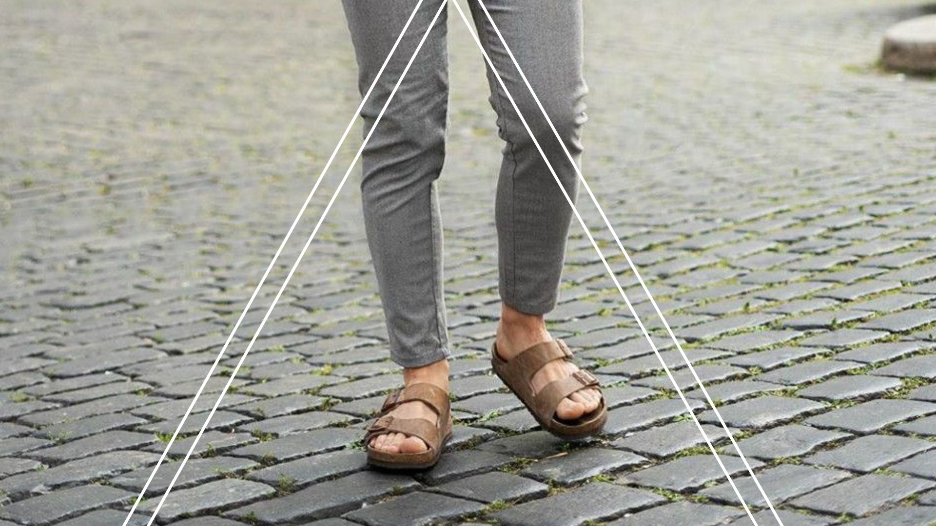 Pernas de um homem mostrando como usar chinelo masculino estilo Birken