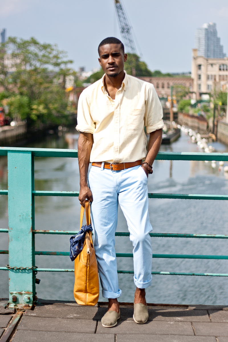Homem negro usando um look leve com cores claras super bem composto em um exemplo de como usar chinelo masculino