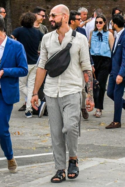 Homem usando um look casual num bom exemplo de como usar chinelo masculino