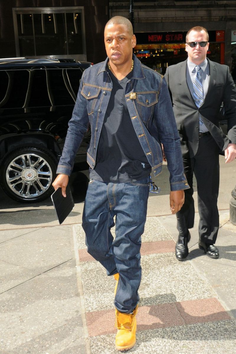 O rapper Jay Z usando um look de inverno masculino composto por peças all jeans e bota