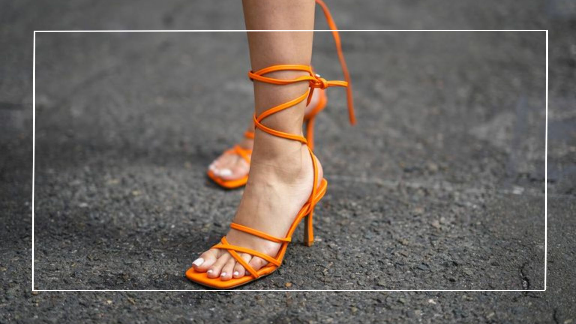 Pernas de uma mulher usando um calçado ideal para looks com sandálias coloridas