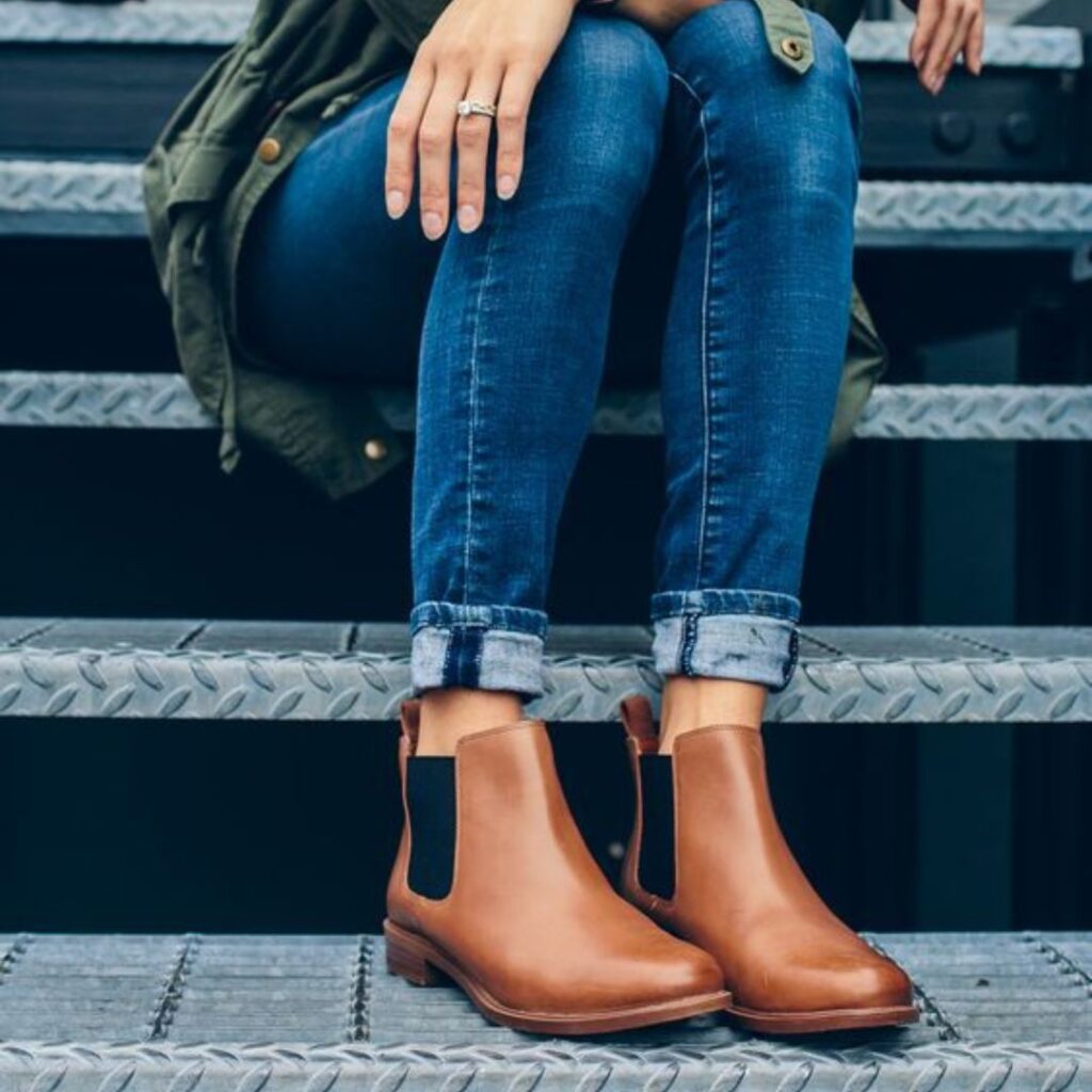 Pernas de uma mulher usando roupa que combina com bota