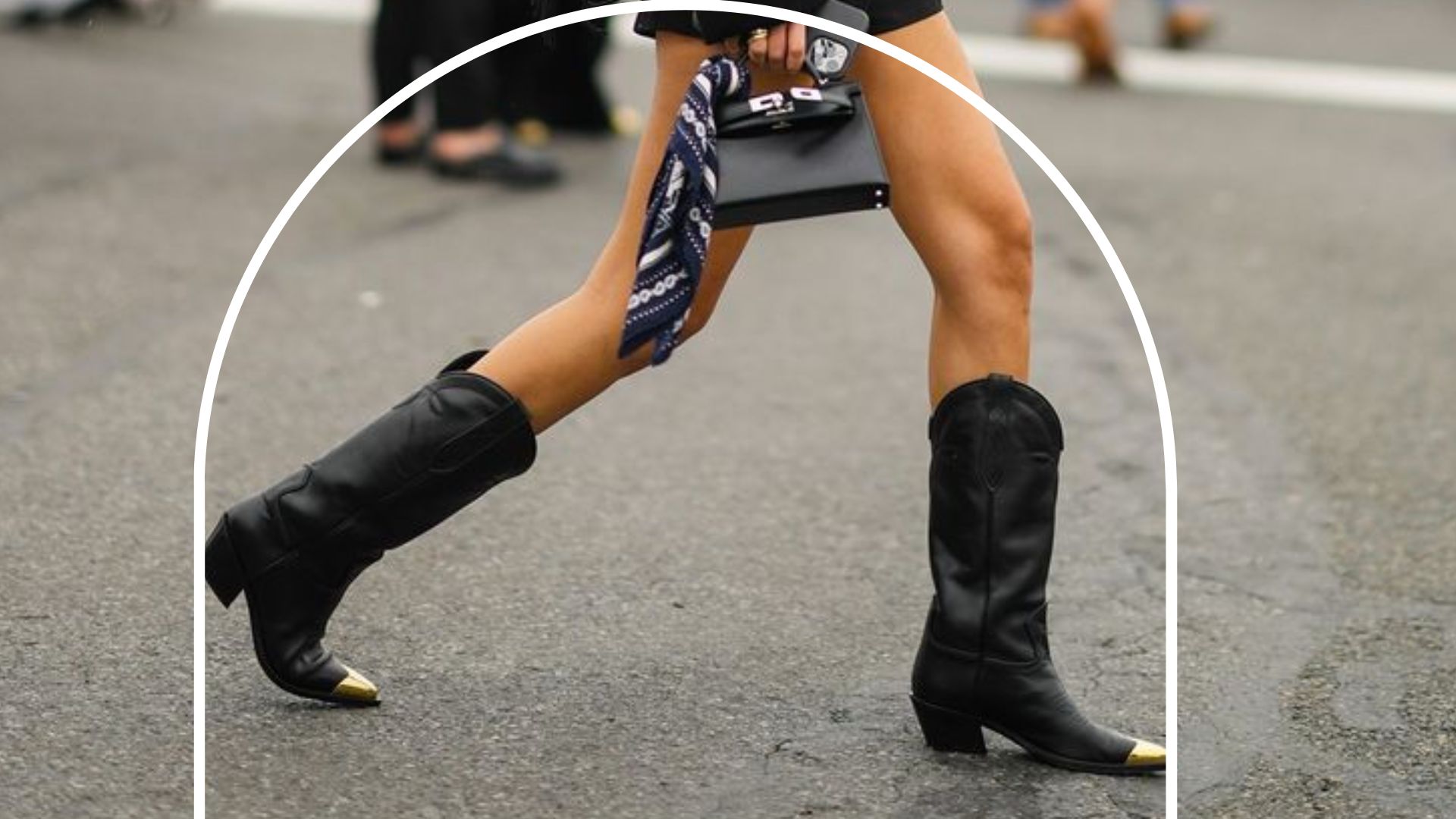 Pernas de uma mulher usando roupa que combina com bota estilo texana.