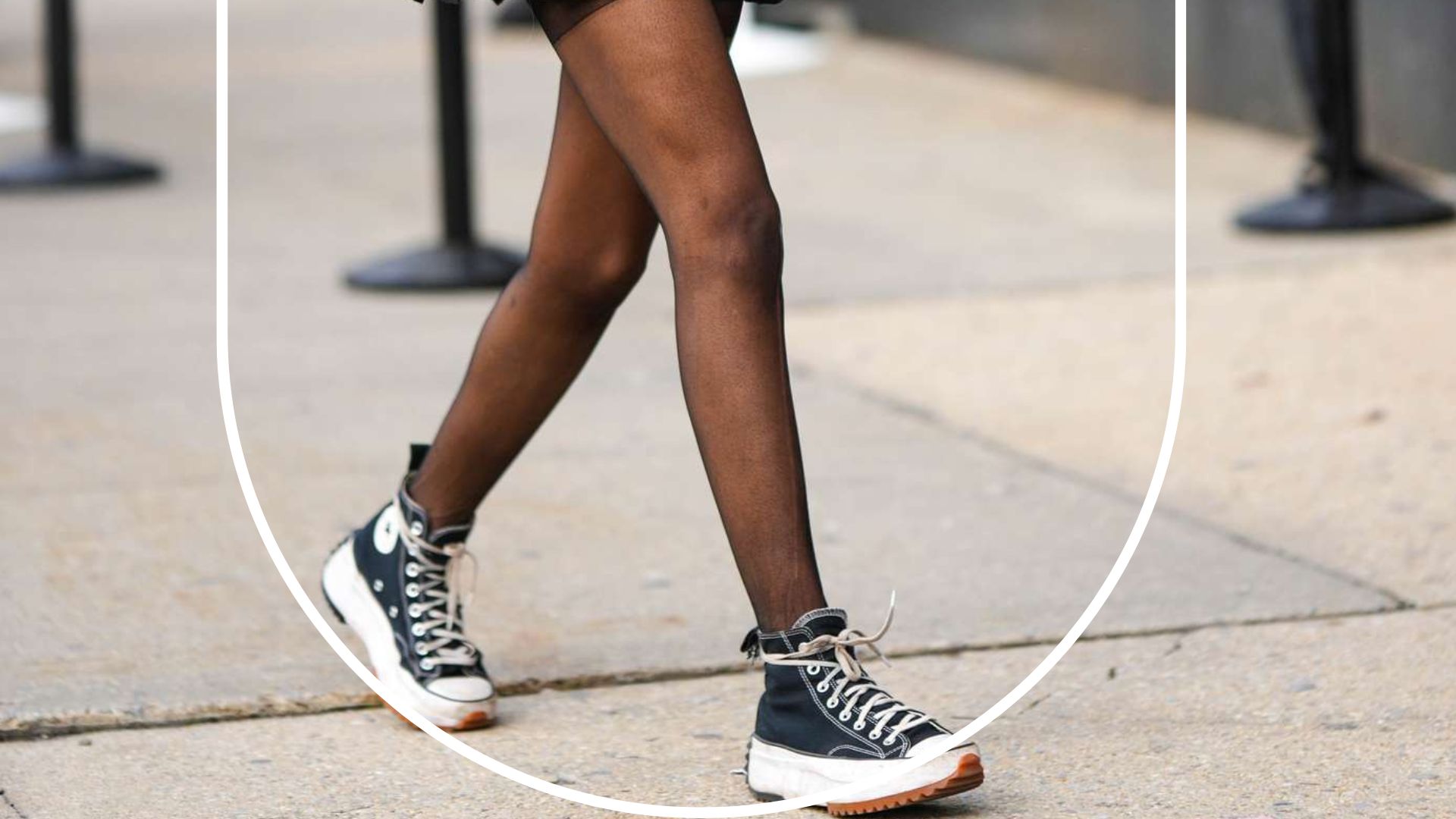Pernas de uma mulher usando um dos estilos de tênis que estão na moda 2024.