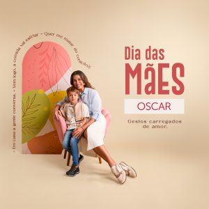 Mãe sorridente abraçando o filho sentada em poltrona rosa, ao lado da mensagem 'Dia das Mães Oscar – Gestos carregados de amor' — inspiração afetiva de presente de Dia das Mães com emoção e estilo.