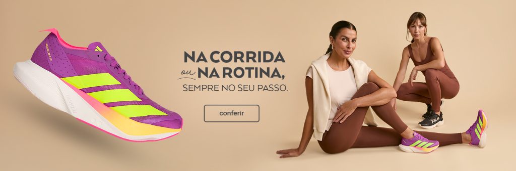 Sugestão de presente de Dia das Mães: tênis esportivo Adidas nas cores vibrantes, ideal para corrida ou rotina, com duas mulheres vestindo roupas fitness em fundo neutro.