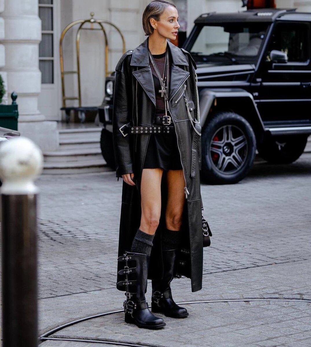 Mulher usando um look que exemplifica como usar bota biker com are rock and roll