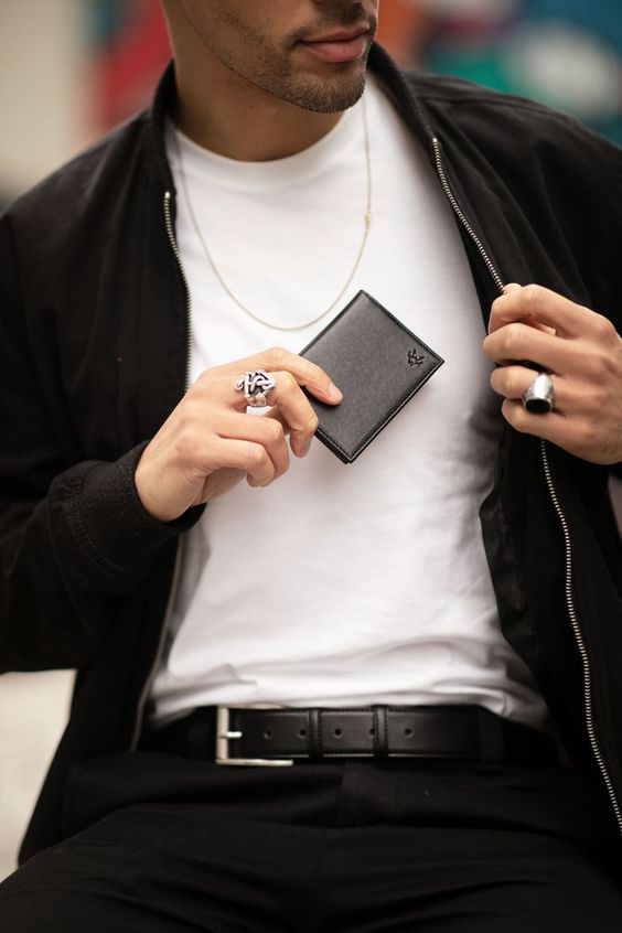 Homem guardando sua carteira, que é uma ótima ideia de presente dia dos namorados para homens