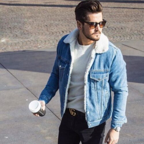 Homem usando um look com jaqueta jeans masculina de lavagem clara e óculos escuros