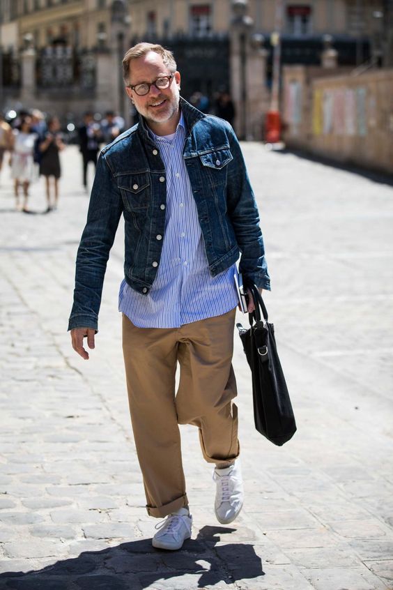 Homem com barba grisalha usando um look com jaqueta jeans masculina com calça chino