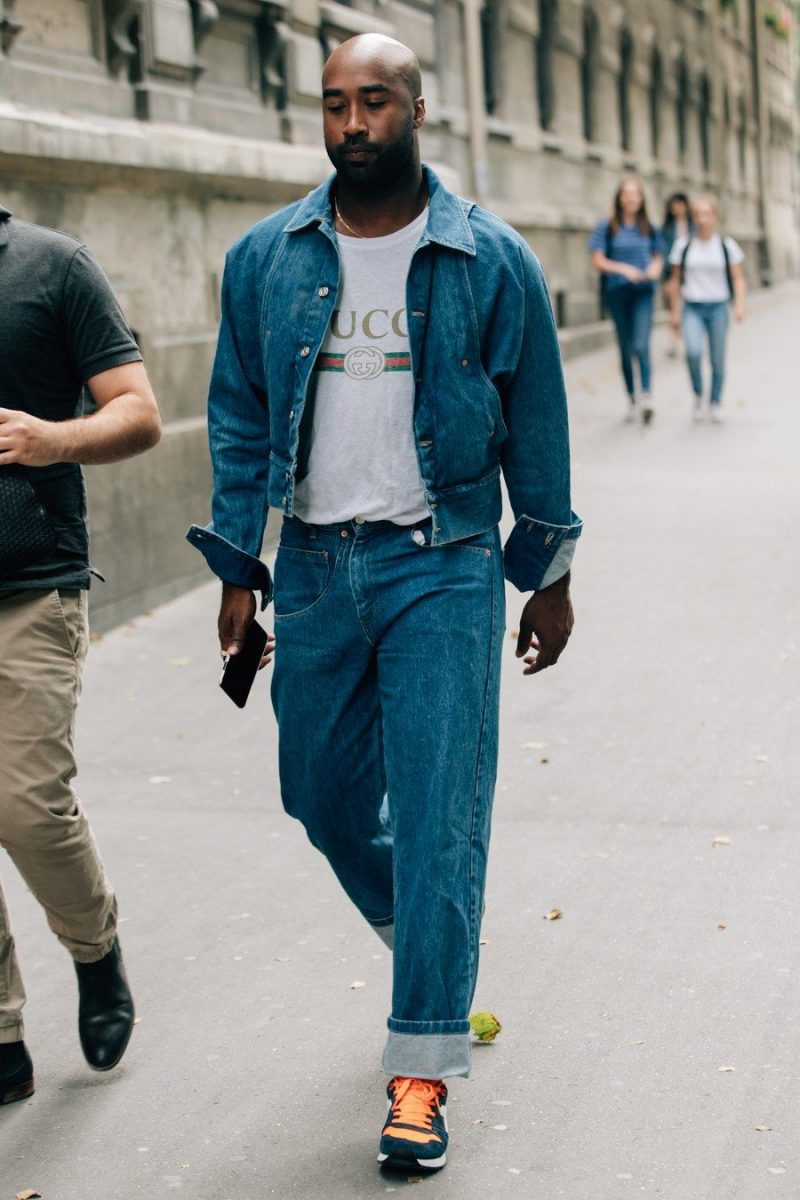 Homem negro usando um look com jaqueta jeans masculina e camiseta branca básica