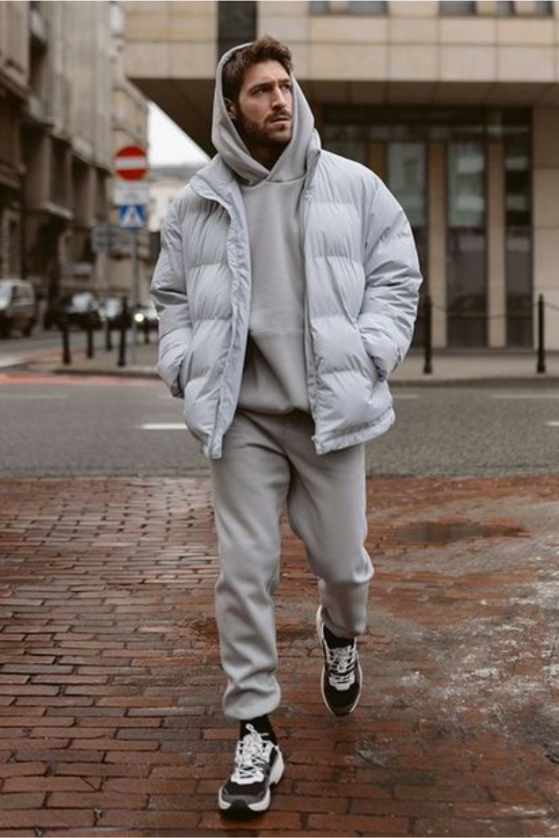 Homem usando um look estilo streetwear de cores claras de inverno