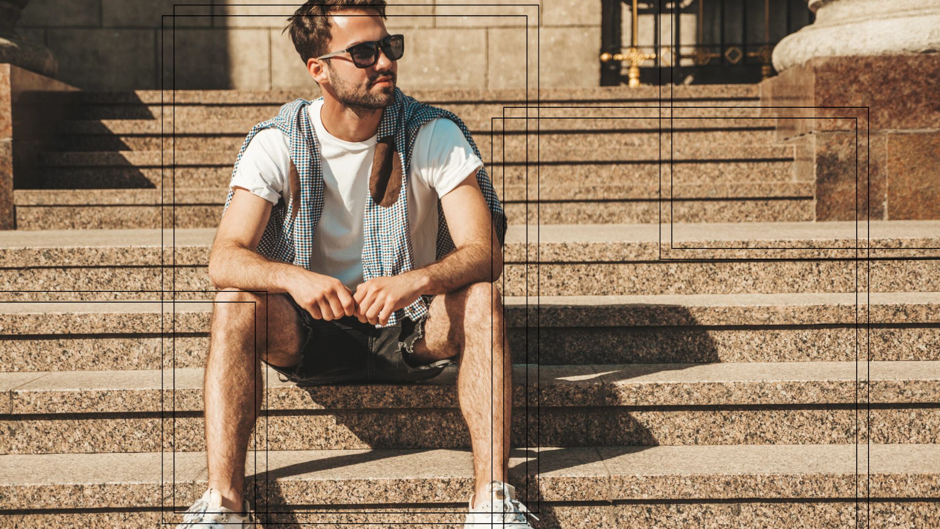 Homem sentado numa escadaria usando um look casual masculino.