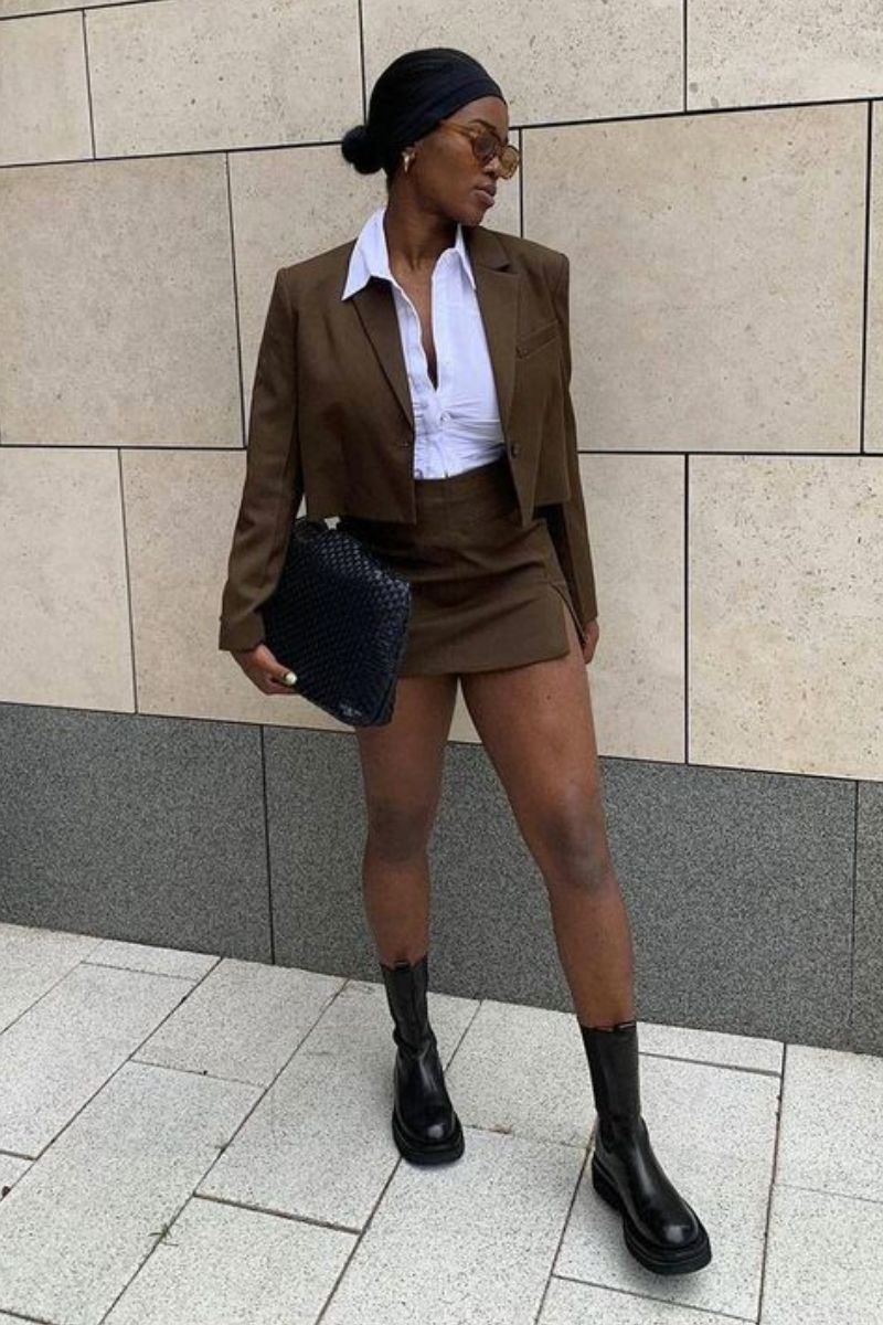 Mulher negra usando um modelo de bota preta Chelsea