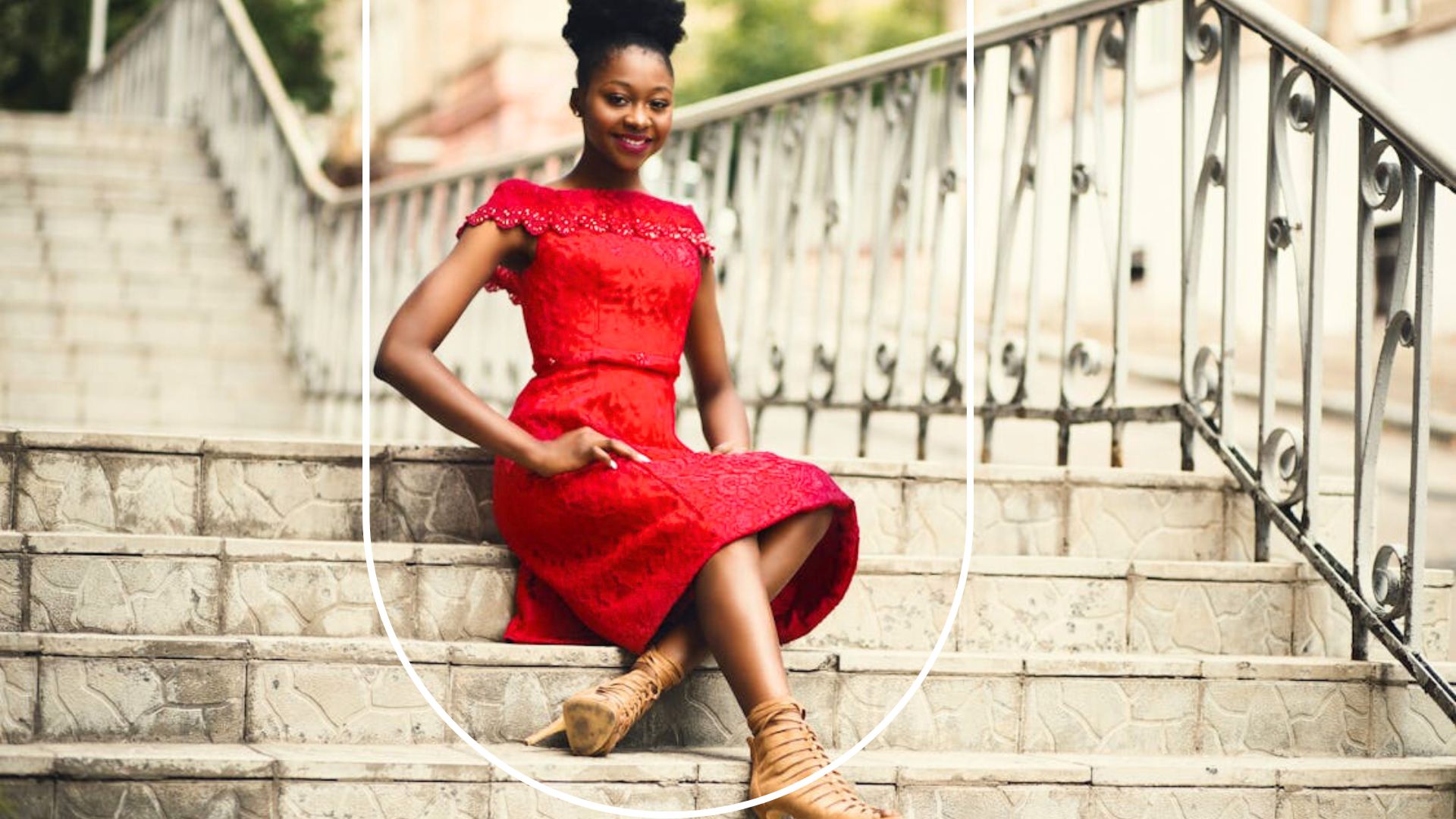 Mulher usando um look que responde bem à pergunta: vestido vermelho combina com que cor de sapato?