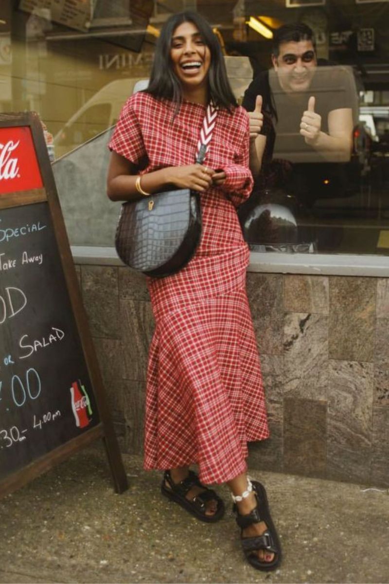 Mulher usando um look descolado para responder à pergunta: vestido vermelho combina com que cor de sapato