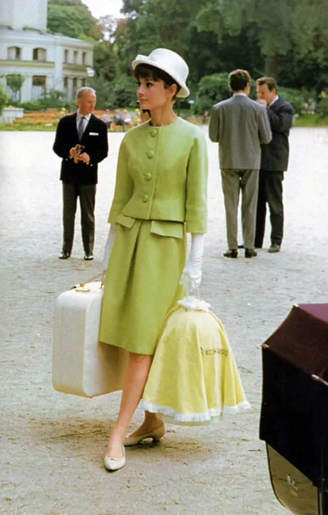 Audrey Hepburn em Quando Paris Alucina (1962).