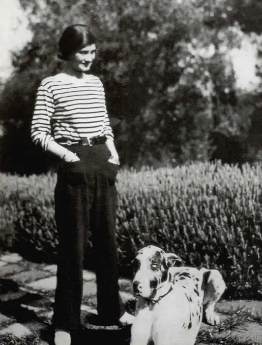 Coco Chanel usando calça e blusa em estilo marinheiro (1928).
