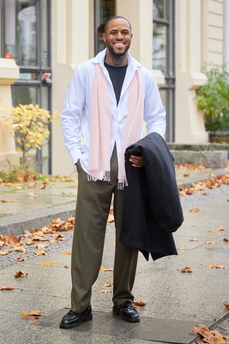 Homem negro mostrando uma outra forma de como usar cachecol masculino com camisa social