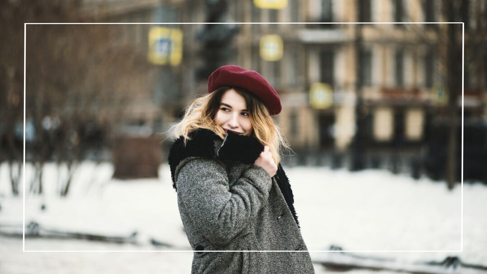 Mulher usando um look de inverno composto pelas cores do inverno 2024
