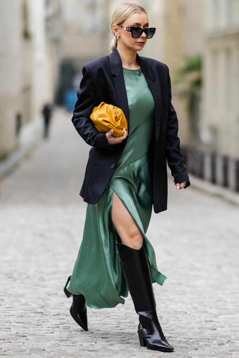 Mulher usando um look composto com as cores do inverno 2024.