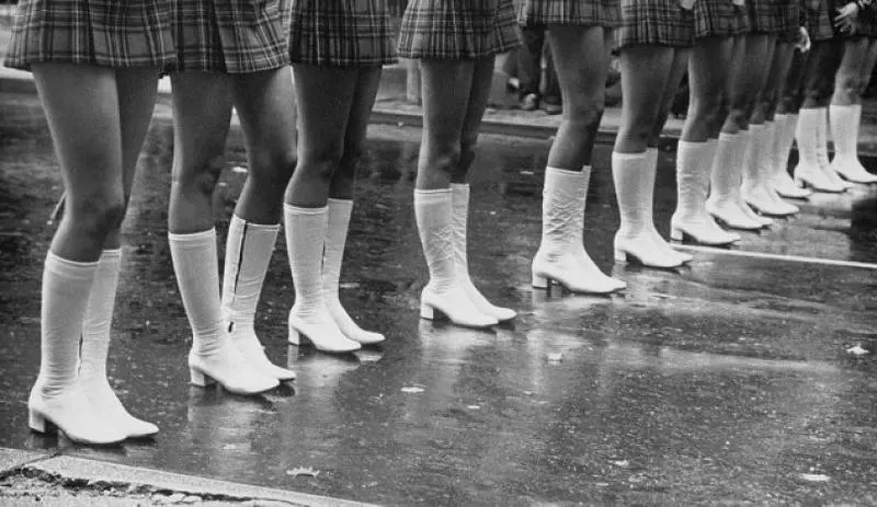 Grupo de mulheres usam go-go boots (anos 60).