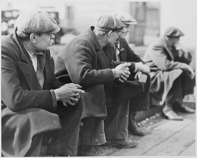 Homens descansam nas docas de Nova York durante a Depressão (1934).