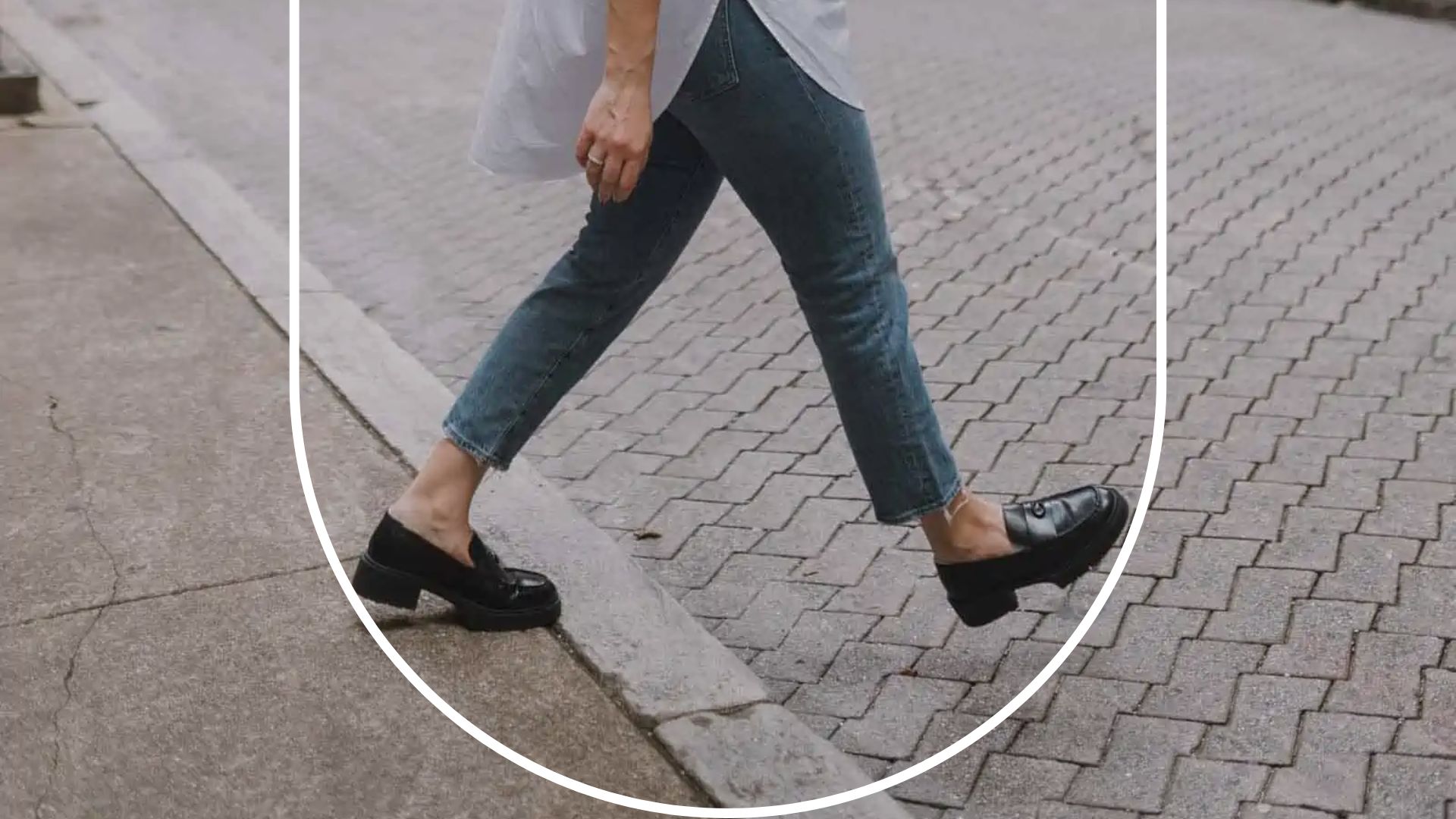 Pernas de uma mulher usando um look com mocassim tratorado