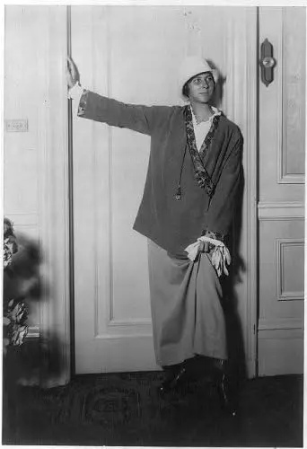 Denise Poiret usando um dos modelos de seu marido,
o estilista francês Paul Poiret (1913).