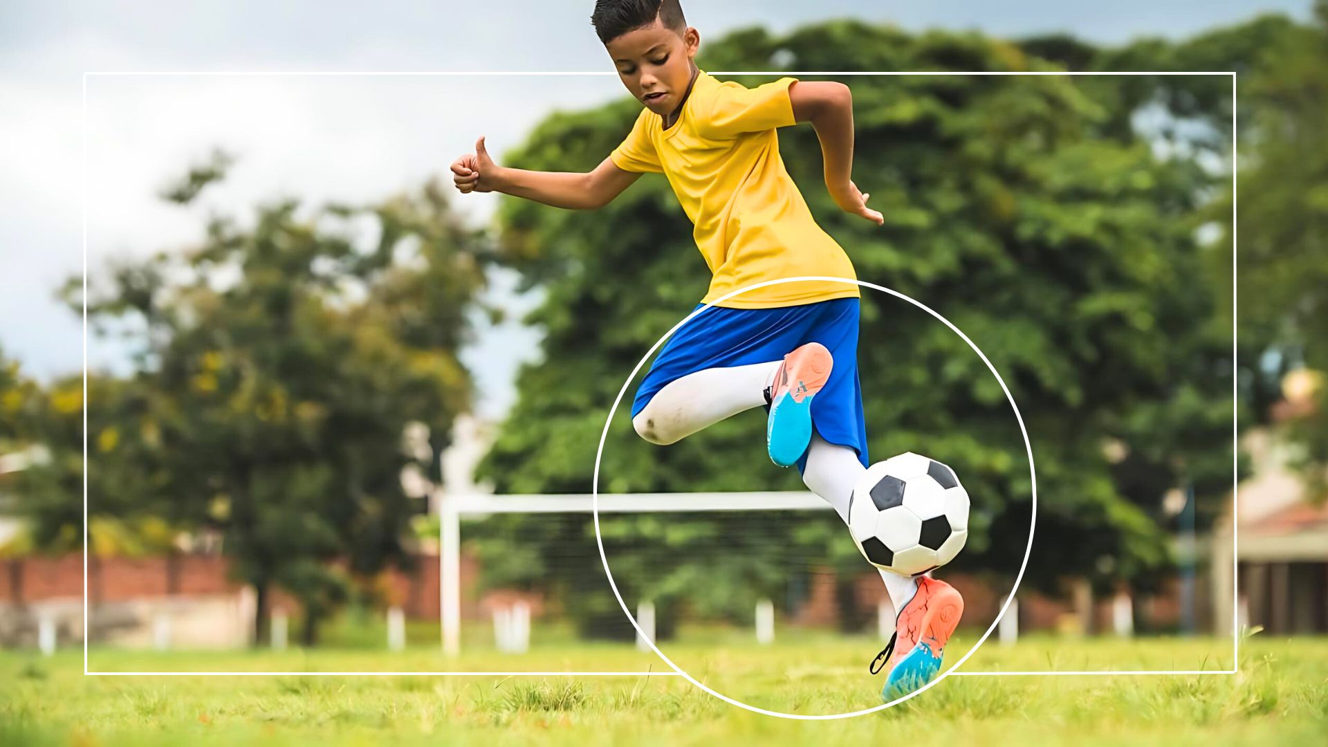 Menino jogando bola mostrando qual a melhor chuteira society infantil da marca Puma