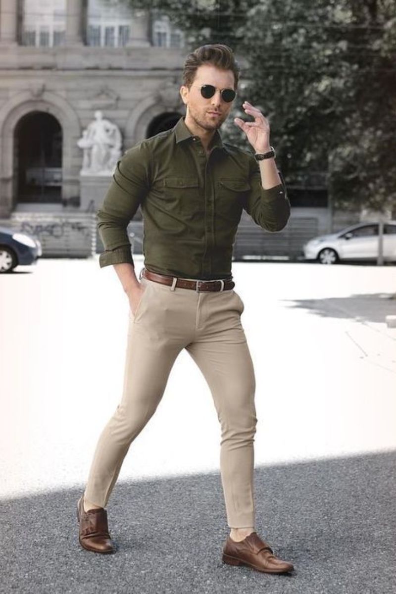 Homem usando camisa oliva e um tipo de calça masculina de estilo skinny de cor clara