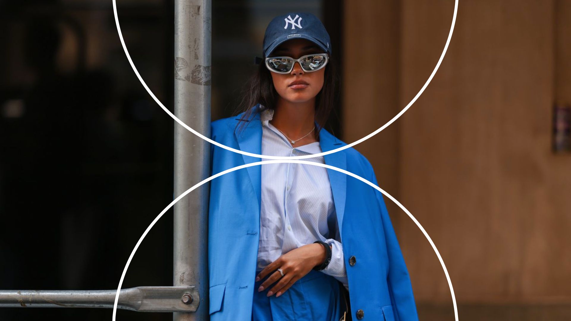 Mulher mostrando como usar boné feminino num look casual chic com blazer azul