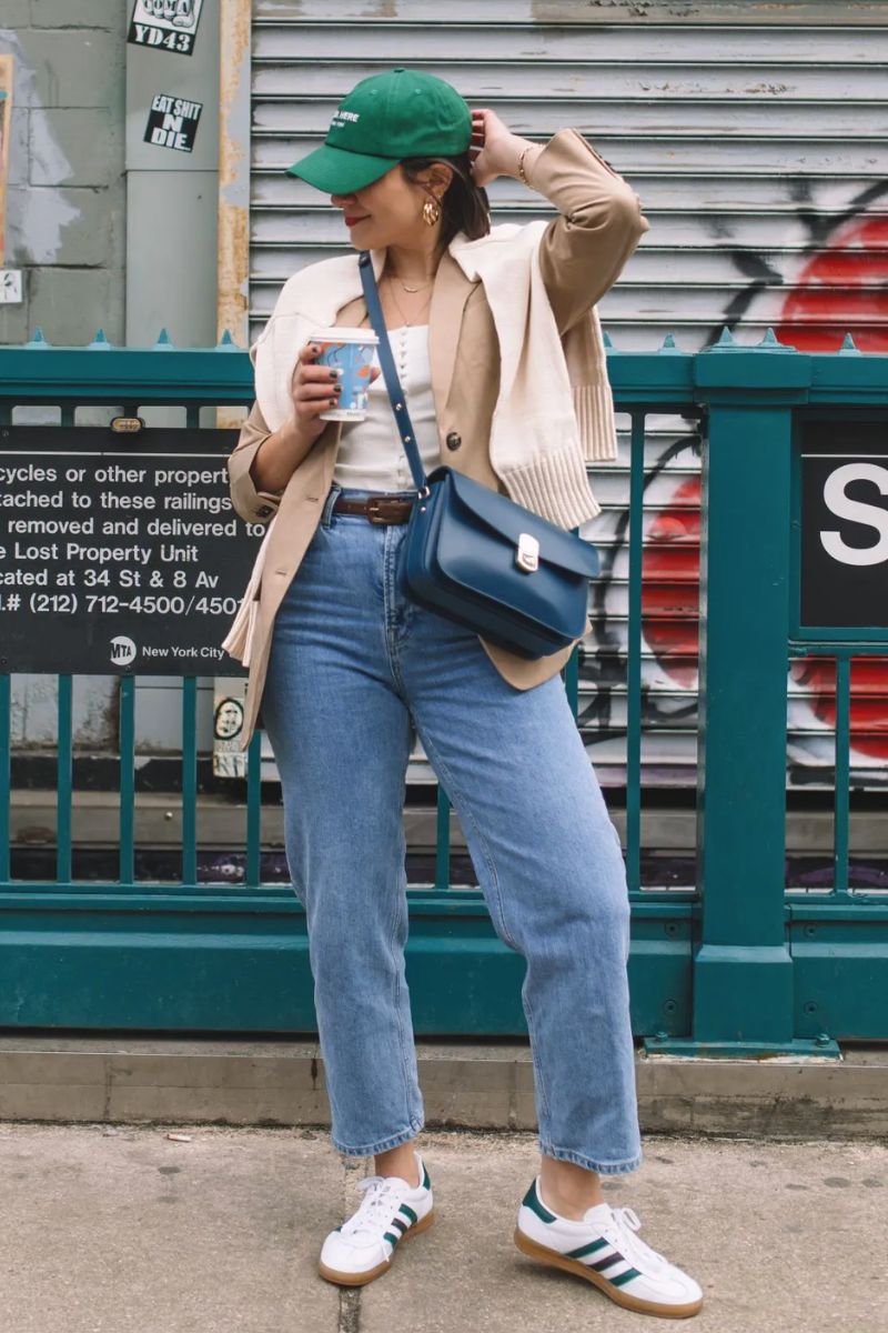 Mulher branca mostrando como usar um boné feminino com look casual